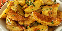 Vynikající pečené brambory. Klíčem k dokonalé konzistenci je jedna surovina, kterou má v lednici každý