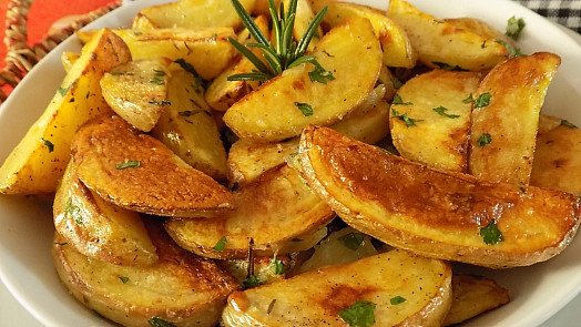 Vynikající pečené brambory. Klíčem k dokonalé konzistenci je jedna surovina, kterou má v lednici každý