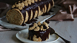 Štafetková roláda: Neobvyklá verze retro zákusku zaujme na první pohled, voní ořechy a chutná stejně jako originál