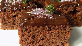 Nejvláčnější perník díky majonéze a jablkům. Chuť mu dodá čokoládový pudink