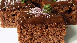 Nejvláčnější perník díky majonéze a jablkům. Chuť mu dodá čokoládový pudink