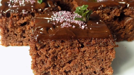 Nejvláčnější perník díky majonéze a jablkům. Chuť mu dodá čokoládový pudink
