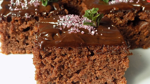 Nejvláčnější perník díky majonéze a jablkům. Chuť mu dodá čokoládový pudink