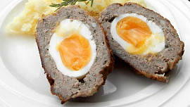 Skotská vejce jsou podobně tajemná jako lochnesská příšera. Víte, jak je správně udělat?