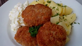 Hermelínové karbanátky s mletým masem jsou úžasně šťavnaté, lehce pikantní a sýr je třeba předem krátce zmrazit