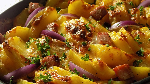 Tvarůžkové brambory: Syté aromatické jídlo zapečené s ochucenou smetanovou směsí překvapí dokonalou kombinací chutí