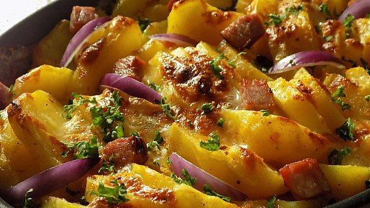 Tvarůžkové brambory: Syté aromatické jídlo zapečené s ochucenou smetanovou směsí překvapí dokonalou kombinací chutí