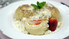 Česká kuchyně: Jak na ty nejlepší tvarohové knedlíky s jahodami? Pozor na mouku a hnětení!