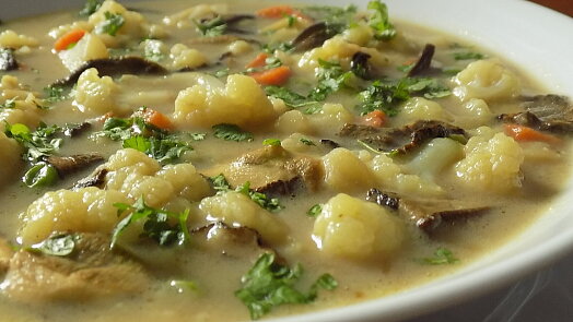 Květákovka s houbami podle starého receptu. Stačí pár hříbků a klasická polévka dostane úplně jinou chuť