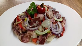 Tlačenkový salát: Masopustní dobrota s cibulí, hořčicí a okurkou chutná perfektně s čerstvým chlebem