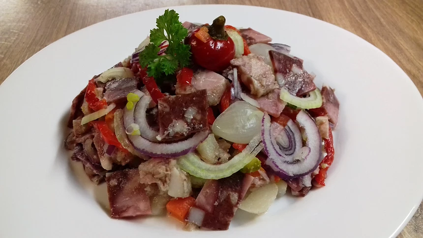 Tlačenkový salát je lahůdkou, kterou lze vytvořit mnoha způsoby.