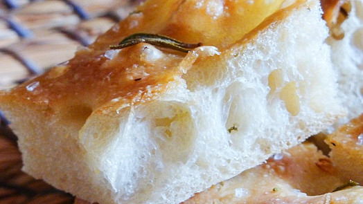 Italská focaccia: Křupavé, ale přitom dokonale vláčné pečivo potřebuje kvalitní olivový olej a několikrát překládat těsto