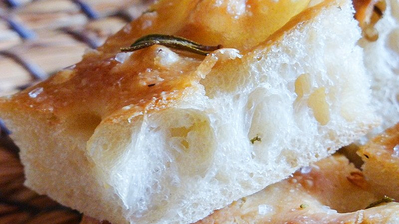 Italská focaccia: Křupavé, ale přitom dokonale vláčné pečivo potřebuje kvalitní olivový olej a několikrát překládat těsto