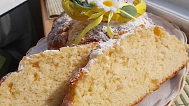 Tvarohový mazanec bez kynutí je krásně vláčný a voní rumem a citronem. Příprava je snadná a zvládne ji každý