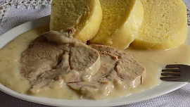 Vynikající vepřová pečeně po valašsku: Měkká kotleta a šťavnaté žampiony chutnají božsky a příprava je snadná