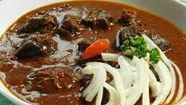 Hovězí guláš na pivu zahuštěný bramborou: Správně orestovaná cibule dodá typickou chuť, černé pivo zase výraznou barvu