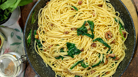 Špagety s medvědím česnekem à la carbonara: Stačí na ně jen pár surovin, levou zadní je zvládne i začátečník a skvěle chutnají