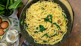 Špagety s medvědím česnekem à la carbonara: Stačí na ně jen pár surovin, levou zadní je zvládne i začátečník a skvěle chutnají