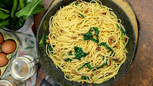 Špagety s medvědím česnekem à la carbonara: Stačí na ně jen pár surovin, levou zadní je zvládne i začátečník a skvěle chutnají
