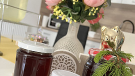 Domácí smrkový sirup se skvěle hodí do čaje nebo limonády, krásně voní po lese a jeho příprava vás vyjde jen na pár korun