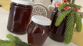 Domácí smrkový med se skvěle hodí do čaje nebo limonády, krásně voní po lese a jeho příprava vás vyjde jen na pár korun