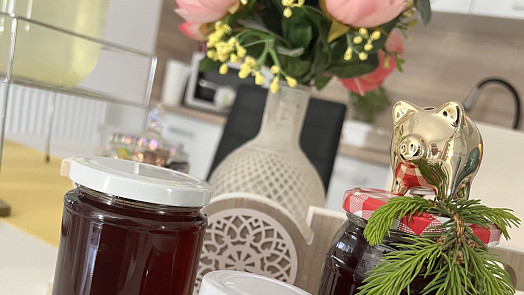 Domácí smrkový sirup se skvěle hodí do čaje nebo limonády, krásně voní po lese a jeho příprava vás vyjde jen na pár korun