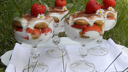 Jahodové tiramisu: Nepečený italský dezert místo tradiční kávy ochutí jahody a jahodový sirup, vláčný je díky mascarpone se šlehačkou