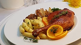 Kachna na pomerančích je luxusní pokrm, který snadno zvládne i začátečník. S pomerančovým likérem chutná omáčka božsky