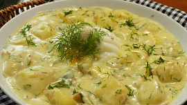 Koprové brambory: Levné jídlo z brambor voní anglickou slaninou a doplněné smetanovou omáčkou chutná božsky