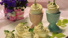 Velikonoční pohoštění: Plněná vajíčka, sýrové kuličky nebo slané tyčinky z listového těsta a další retro dobroty připravíte do 30 minut