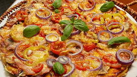 Lehká cuketovo-sýrová „pizza“ bez mouky: Cedník a těžítko pomohou z cukety dostat co nejvíce vody a slaný koláč pak bude křupavý