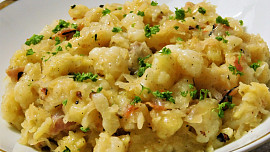 Takhle jsou halušky vynikající: Správně přichystané bramborové těsto bez čekání, dobré zelí a uzené pro vůni