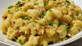 Takhle jsou halušky vynikající: Správně přichystané bramborové těsto bez čekání, dobré zelí a uzené pro vůni