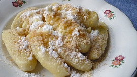 Skvělé šišky ze starých rohlíků: Vynikající a levný recept. Nejlepší jsou nasladko a posypané strouhankou