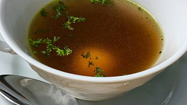 Žádný kal ani slabá chuť: Jak na vývar, který je silný jako noha od stolu a osloví i gurmány