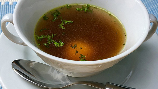 Žádný kal ani slabá chuť: Jak na vývar, který je silný jako noha od stolu a osloví i gurmány