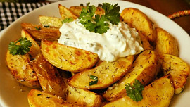 Závislácké brambory z trouby: Voní česnekem, jsou bleskově hotové, božsky křupavé a těžce návykové