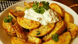 Závislácké brambory z trouby: Voní česnekem, jsou bleskově hotové, božsky křupavé a těžce návykové