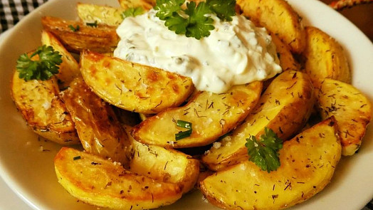 Závislácké brambory z trouby: Voní česnekem, jsou bleskově hotové, božsky křupavé a těžce návykové