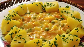 Cuketa s mrkví a hráškem: Výraznou chuť dodá cibule a česnek, zalitá sýrovou omáčkou uspokojí i náročné strávníky