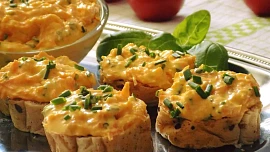 Pažitka je výborná v tvarohové pomazánce, ale skvěle dochutí i bylinkové máslo