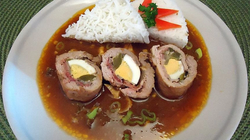 Vepřové španělské závitky: Ve šťavnatém mase se ukrývá lehce pikatní náplň a chutě se vzájemně propojí k nebeské dokonalosti