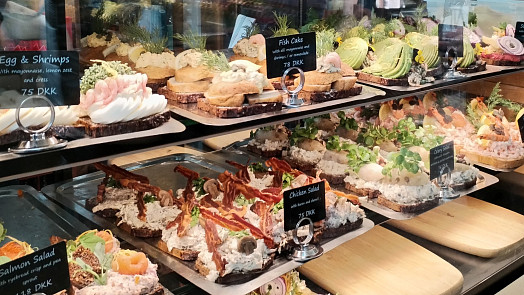 Ochutnejte Kodaň: Kde koupíte nejlepší krevetové chlebíčky, kam zajít na tržnici a co si přivézt domů