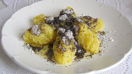 Škubánky s mákem – levná staročeská klasika. Jak na ně připravit vláčné těsto, které se nelepí?