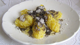 Škubánky s mákem – levná staročeská klasika. Jak na ně připravit vláčné těsto, které se nelepí?