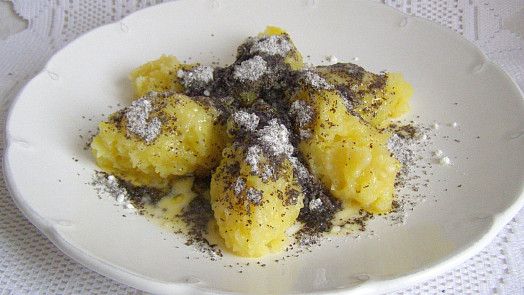 Škubánky s mákem – levná staročeská klasika. Jak na ně připravit vláčné těsto, které se nelepí?