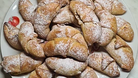 Svatomartinské rohlíčky podle staročeského receptu chutnají skvěle a provoní celý dům. S ořechovou náplní jsou dokonalé