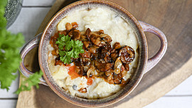 Krajové speciality: Zelná polévka couračka se dělávala jako postní, ale s uzeným nebo se slaninou chutná ještě lépe Krajové speciality: Zelná polévka couračka se dělávala jako postní, ale s uzeným nebo se slaninou chutná ještě lépe