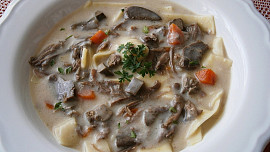 Tradiční polévka kaldoun ze zbytků pečené kachny: Zjemněná smetanou a voňavá po muškátovém oříšku chutná božsky