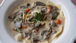 Tradiční polévka kaldoun ze zbytků pečené kachny: Zjemněná smetanou a voňavá po muškátovém oříšku chutná božsky